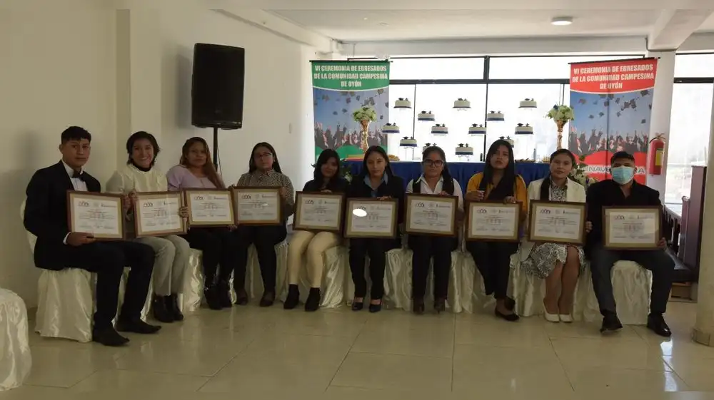 14 jóvenes de Oyón se gradúan gracias a Programa de Becas
