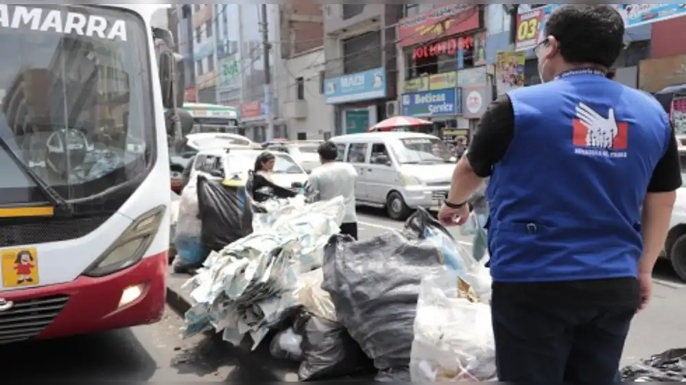 Defensoría pide  a autoridades municipales recoger basura acumulada en diversos distritos