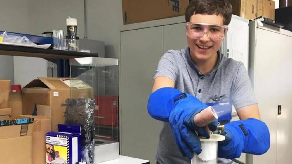 Joven inventor irlandés lucha contra la contaminación por microplásticos.