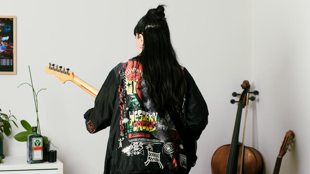 Artista peruano diseña chaquetas con materiales 100% reciclados