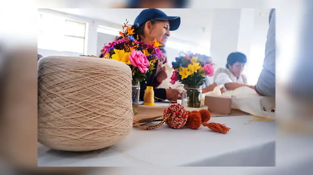 Madres artesanas fabrican productos a base de botellas de plástico
