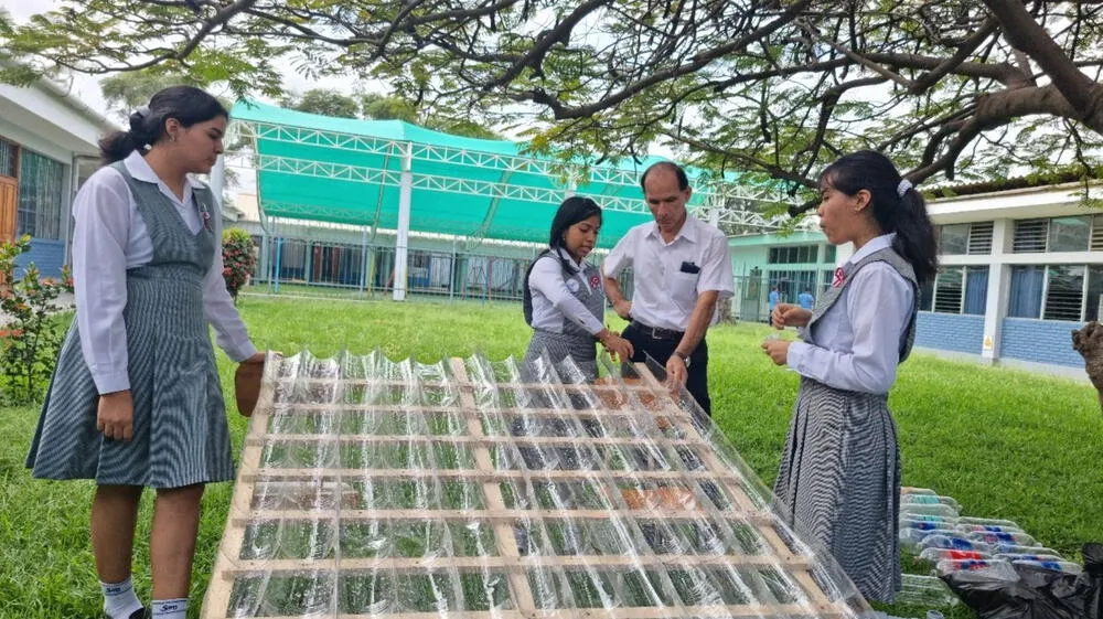 Escolares construyen techos ecológicos para población vulnerable