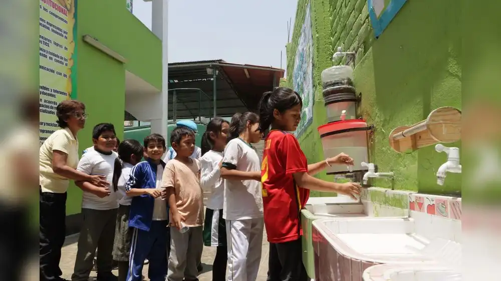 Colegio de Cieneguilla purifica agua con planta moringa