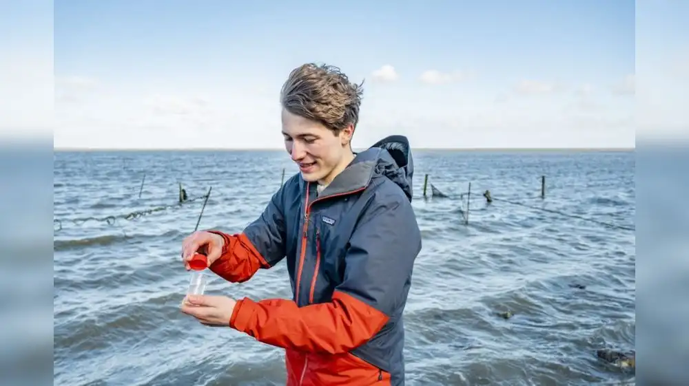 Microplásticos: Joven inventa método para eliminarlos del agua