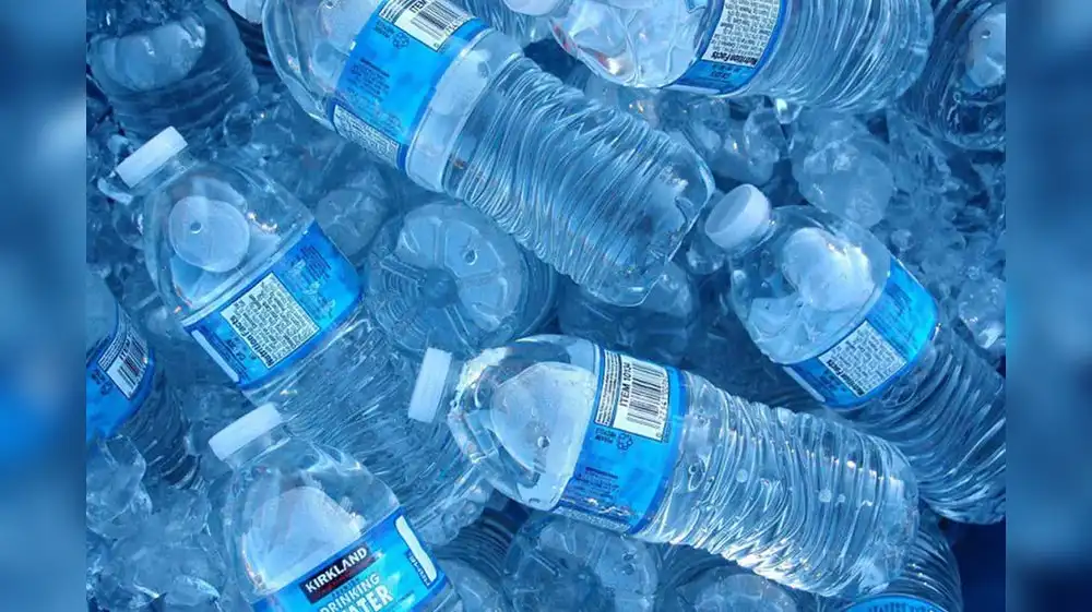Botellas de agua contienen 240,000 partículas de nanoplástico