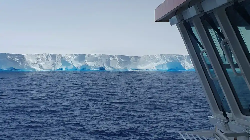 Iceberg más grande del mundo tiene las horas contadas