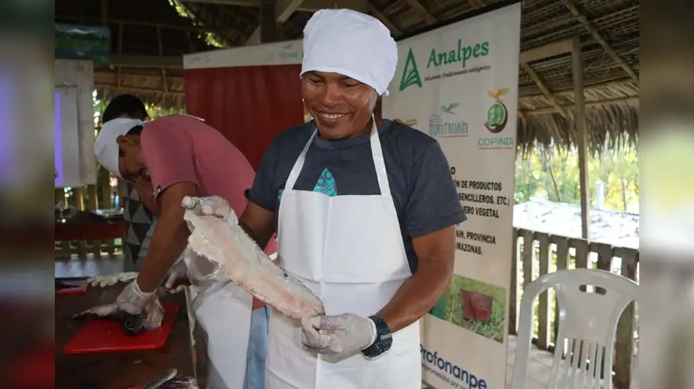 Emprendedores awajún crean biocuero a partir de piel de peces