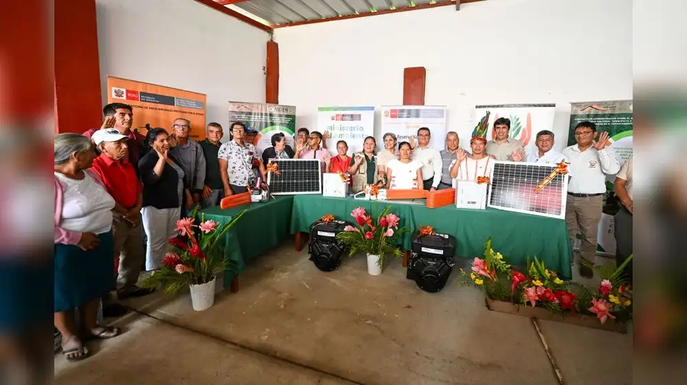 Ministro y artesanos suscriben acuerdo por un desarrollo sostenible