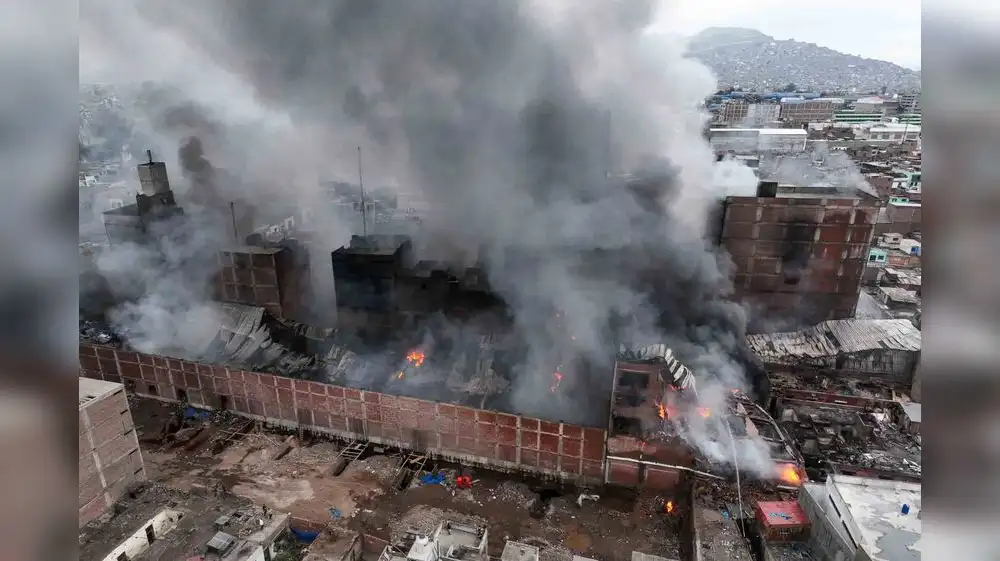 Humo tóxico de incendio afecta a El Agustino y SJL