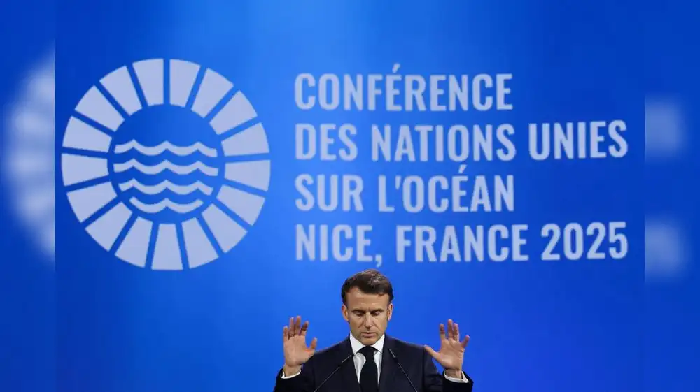 Presidente de Francia pide explorar los mares antes que a Marte