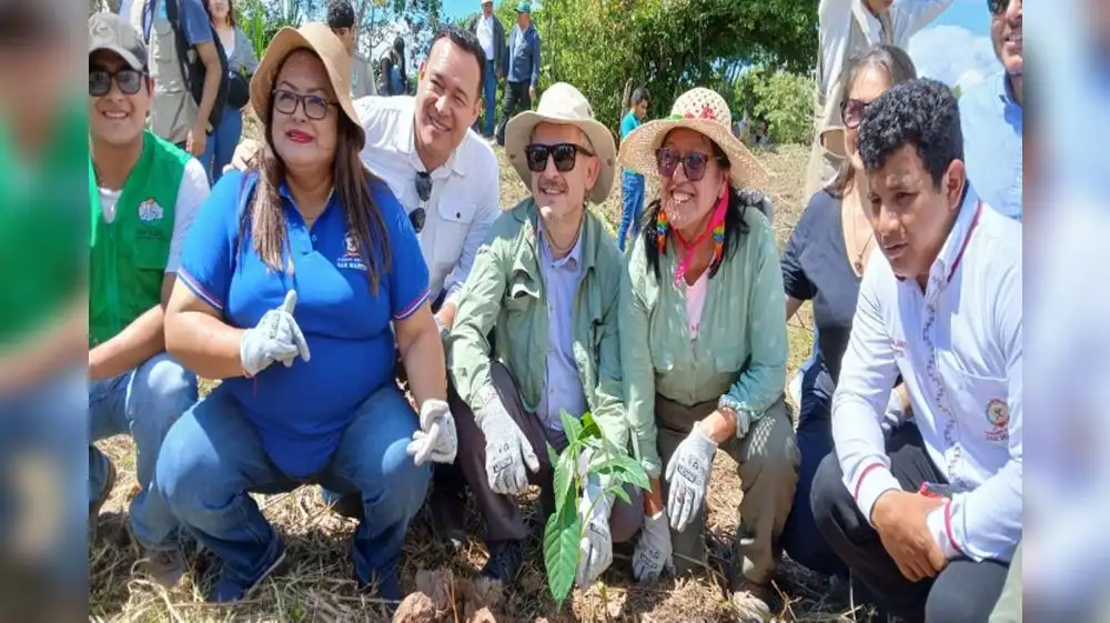 Embajador de la UE siembra “Árbol de la Esperanza” por el medioambiente
