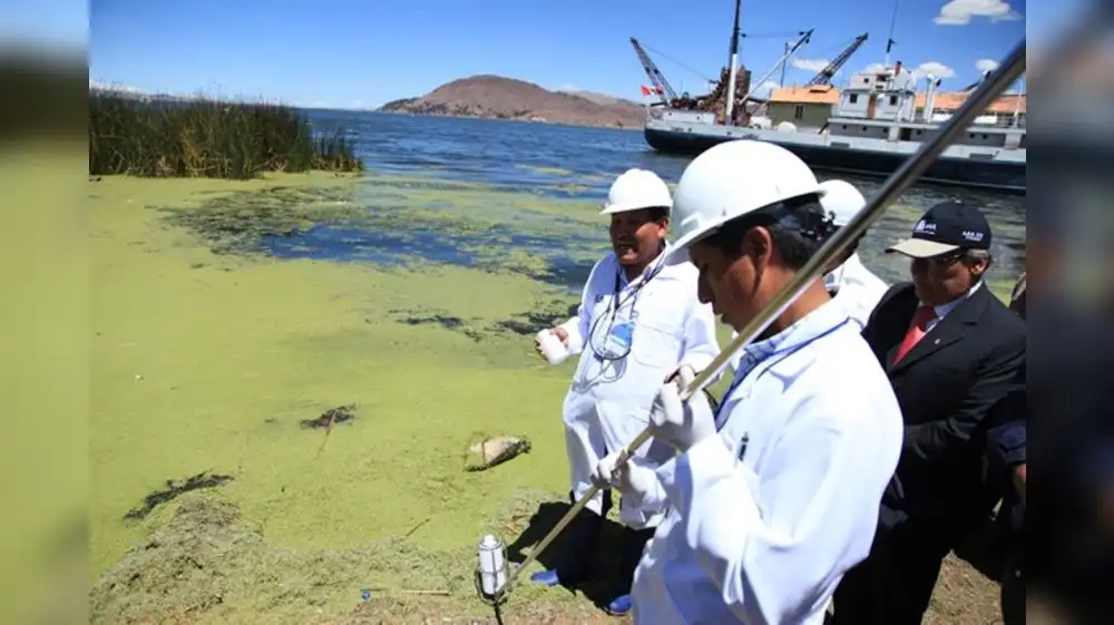 Perú monitorea la calidad del agua en el lago Titicaca