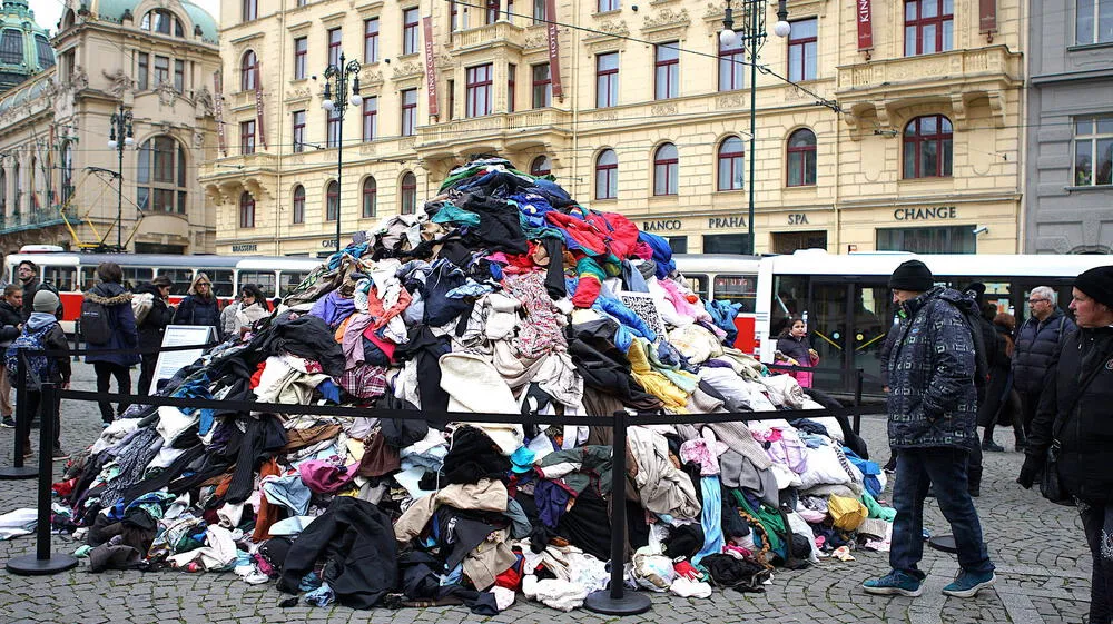 Unión Europea adopta normativa contra desperdicio alimentario y textil