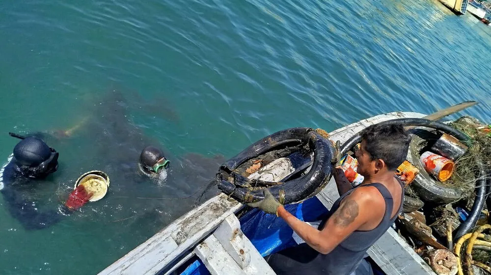 Buzos artesanales despliegan jornada de limpieza marina en Piura