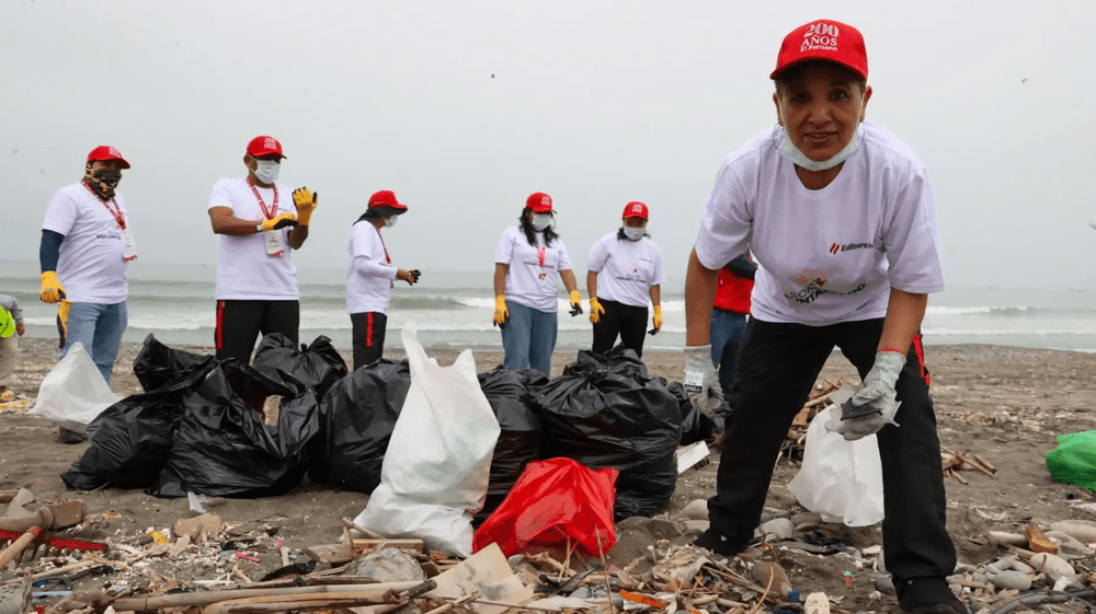 Voluntarios despliegan jornada de limpieza en playa en Ventanilla