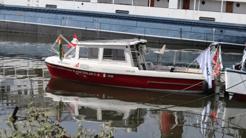 Barco científico evalúa calidad del agua del Lago Titicaca