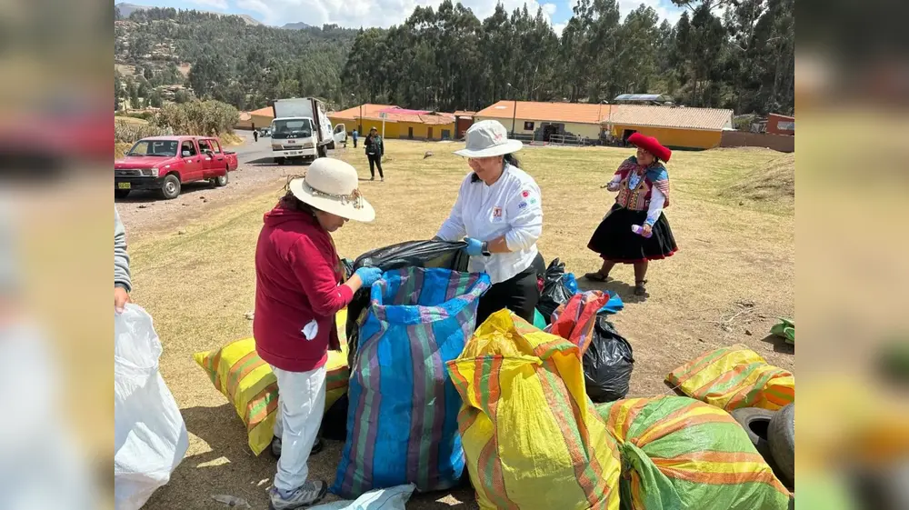 Cusco: Retiran toneladas de residuos sólidos de Sacsayhuamán