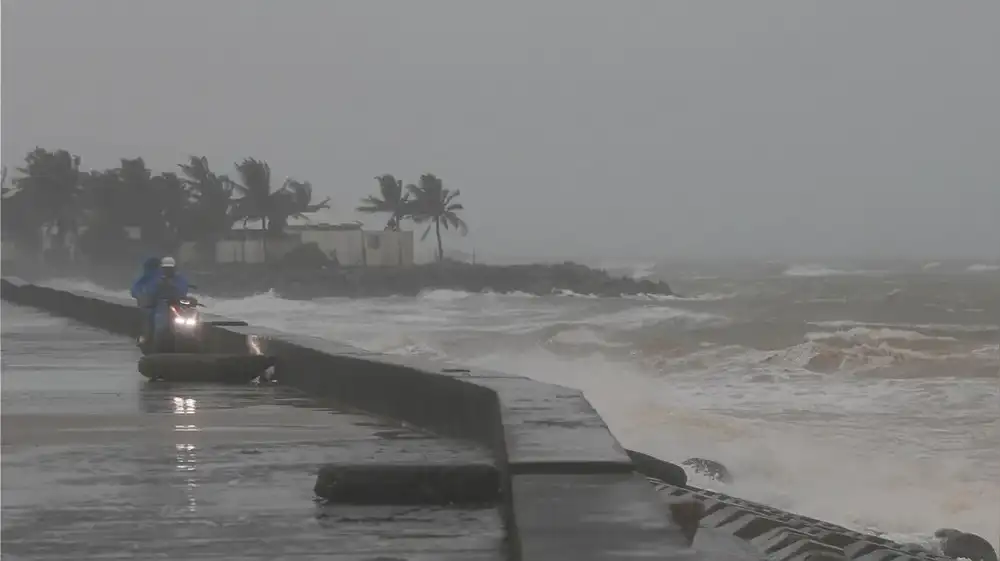 Vietnam en alerta máxima por llegada de furioso tifón Kalmaegi