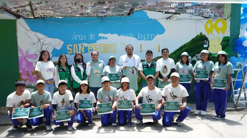 Escolares y artistas plasman la biodiversidad del ACR San Pedro de Chonta en mural colectivo