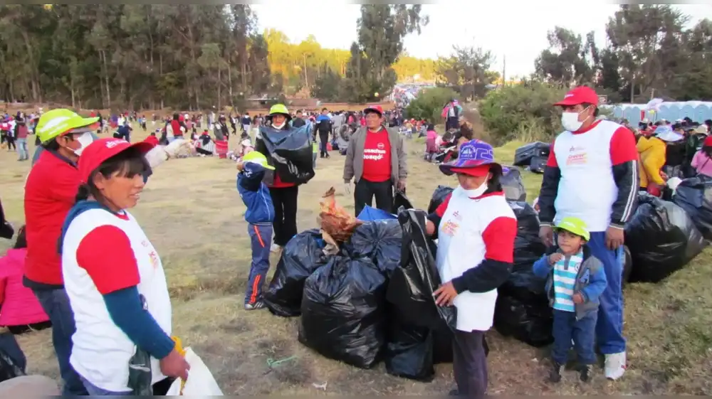 Retiran una tonelada de residuos sólidos de Sacsayhuamán