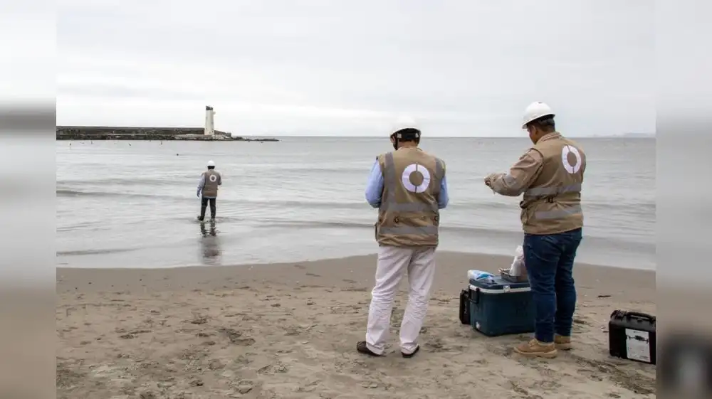 Reportan posible derrame de crudo en playa Los Yuyos