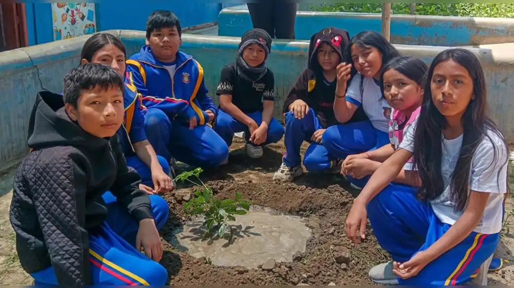 Maestros y alumnos siembran árboles para favorecer al medioambiente