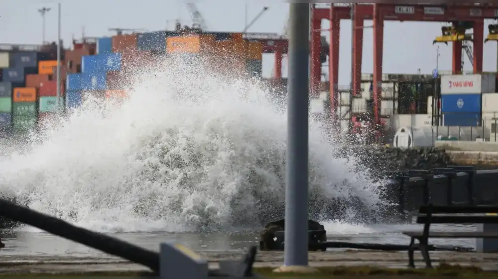 Lanzan alerta por oleajes intensos en la costa peruana