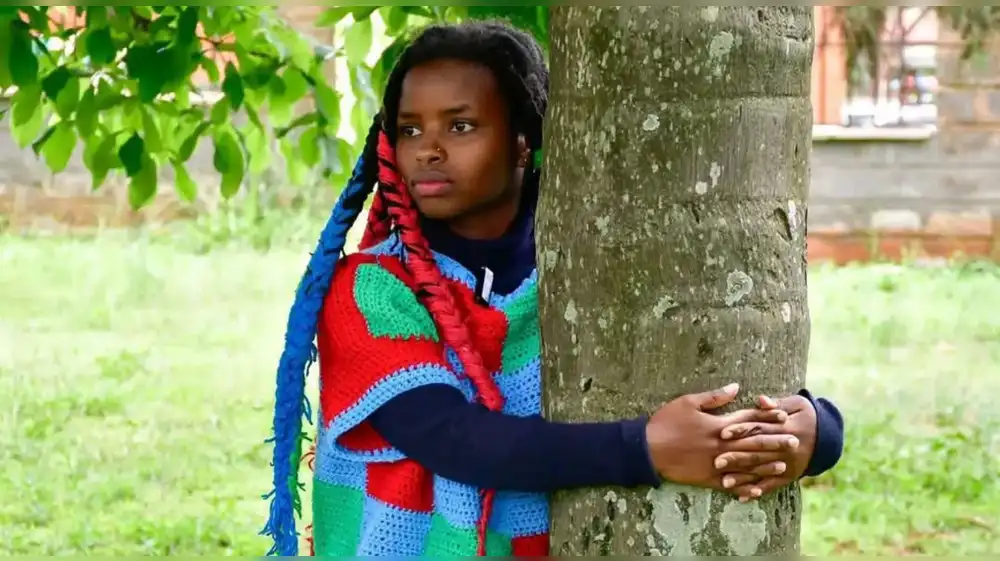 Ecologista obtiene récord Guinness por abrazar árbol 3 días