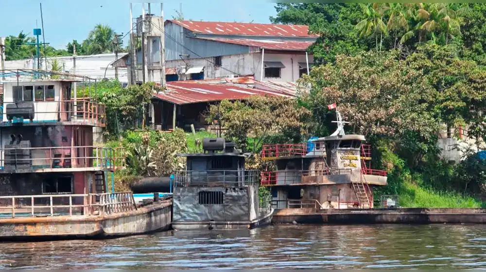 FEMA investiga presunta contaminación por incendio de embarcaciones