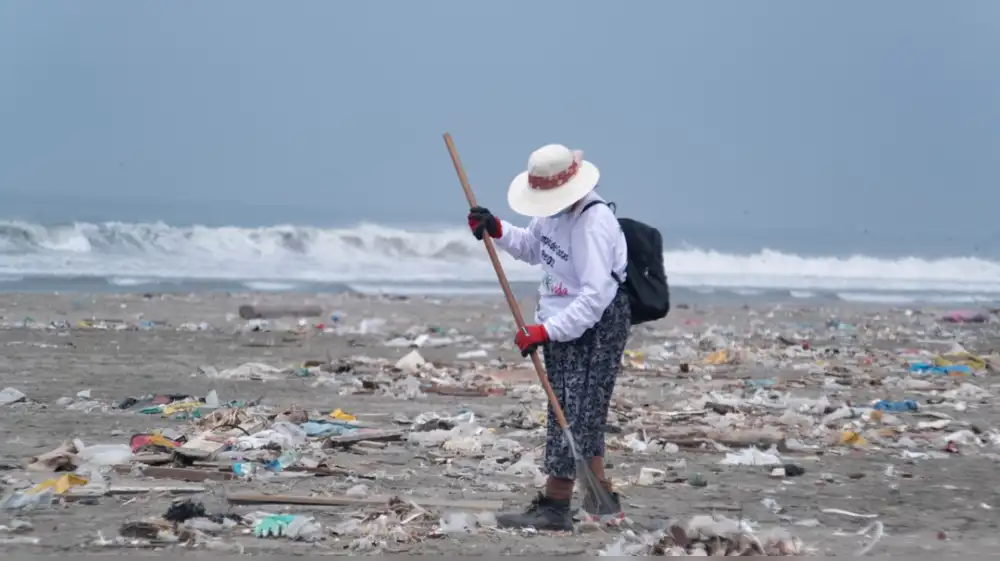 Casi la mitad de basura en las playas de Perú es plástica