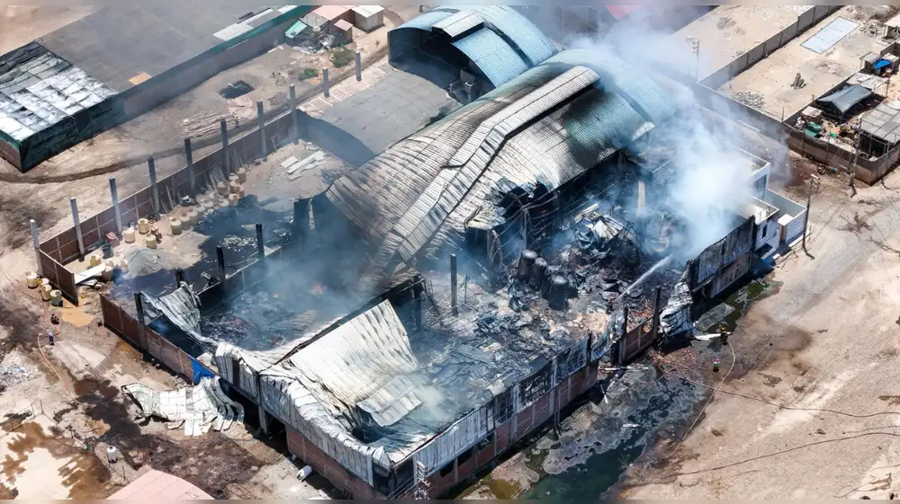 Empieza recojo de residuos tras incendio en planta de aceite