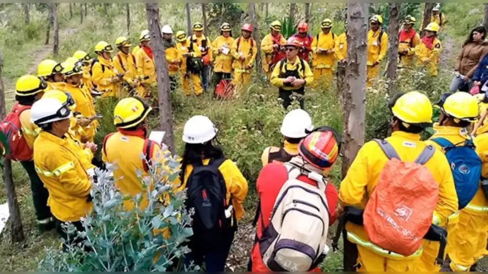 Entregan equipamiento para reforzar labor de combatientes forestales