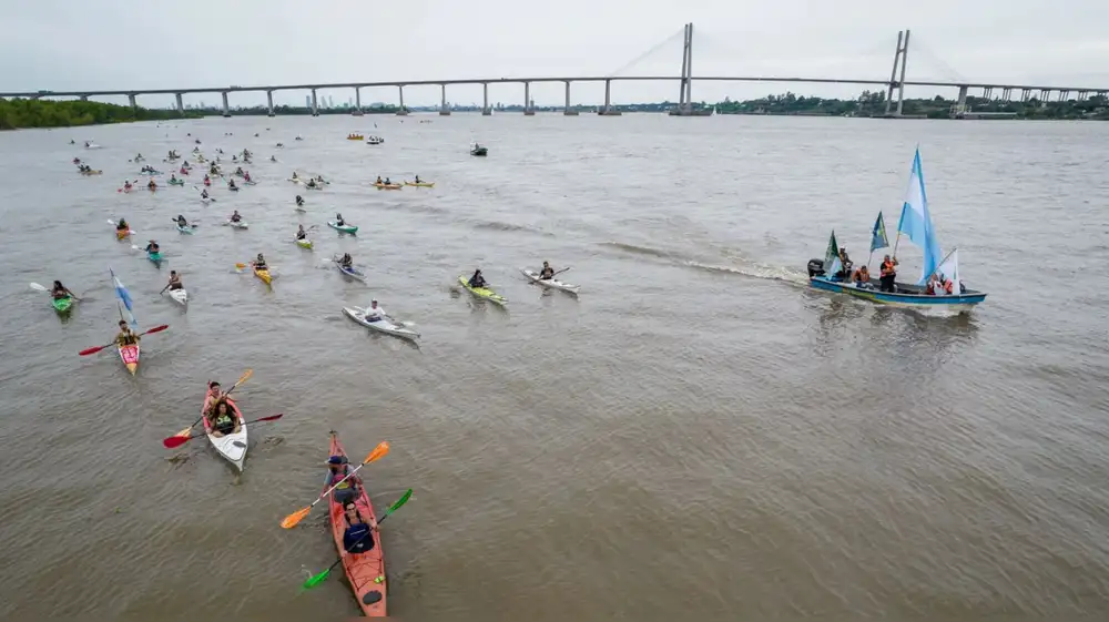 Organizaciones ambientales reman para salvar el río Paraná