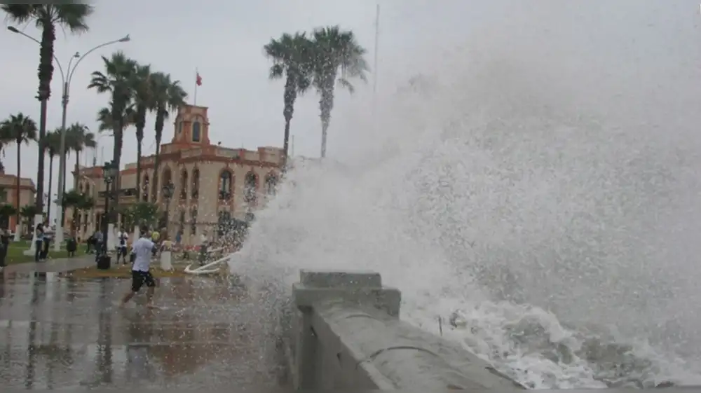 Oleajes anómalos en la costa peruana durarán una semana