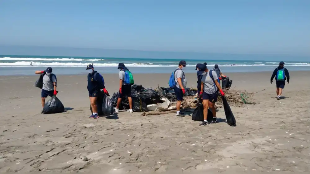 Centenar de voluntarios se unen para limpiar playa El Silencio