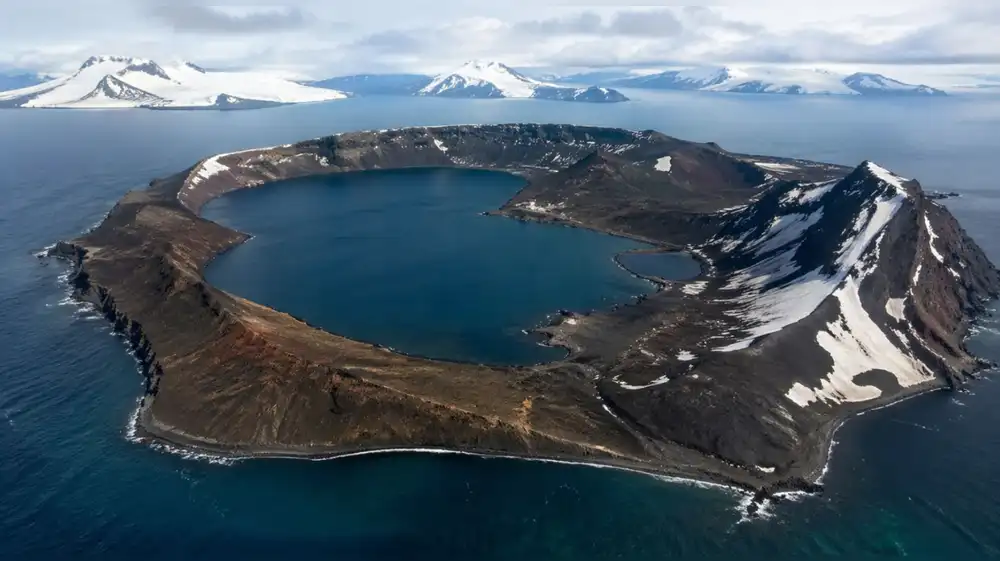Descubren un mar de agua dulce debajo de la Antártida
