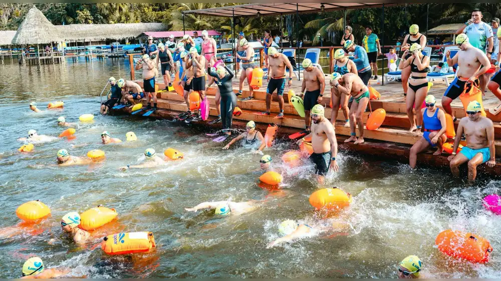 San Martín: Más de 200 nadadores desafían la falta de flotabilidad en Laguna Azul