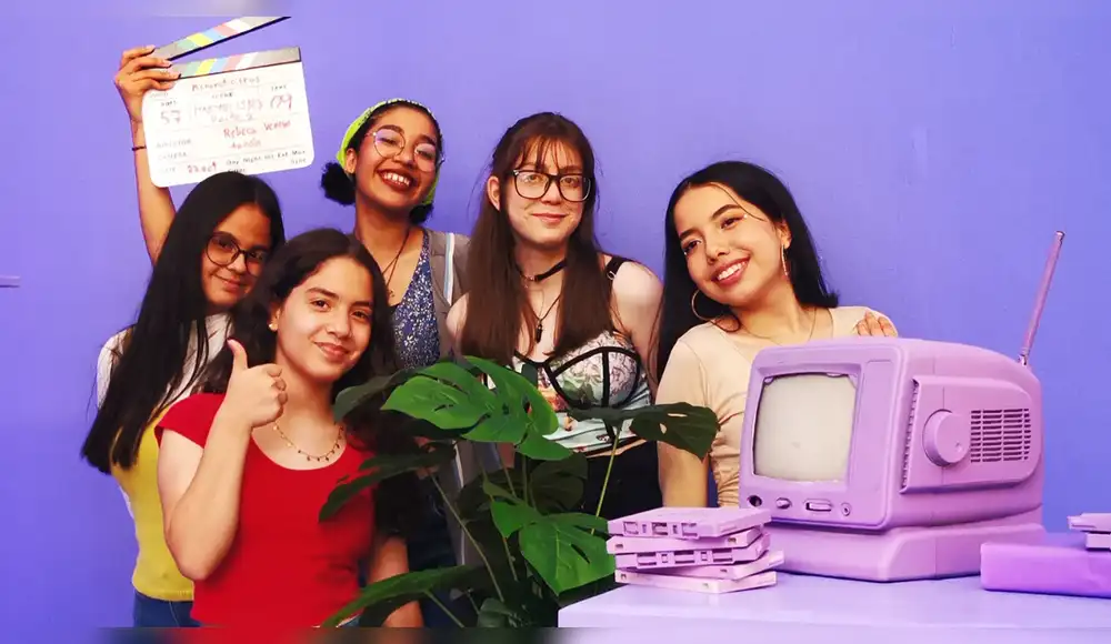 Adolescentes refugiadas y peruanas presentan micronoticiero para hablar de salud sexual y violencia de género