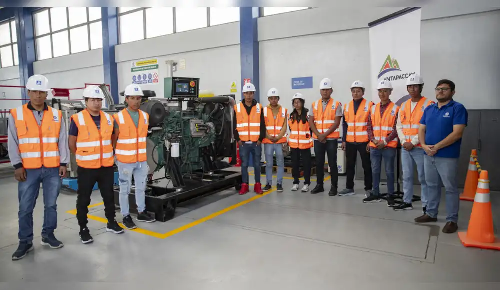 20 jóvenes de Espinar inician prácticas profesionales en Komatsu y Ferreyros en Lima