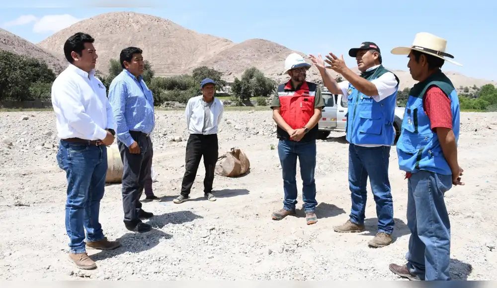 Maquinaria provista por minera protege dotación de agua Maquinaria provista por minera protege dotación de agua