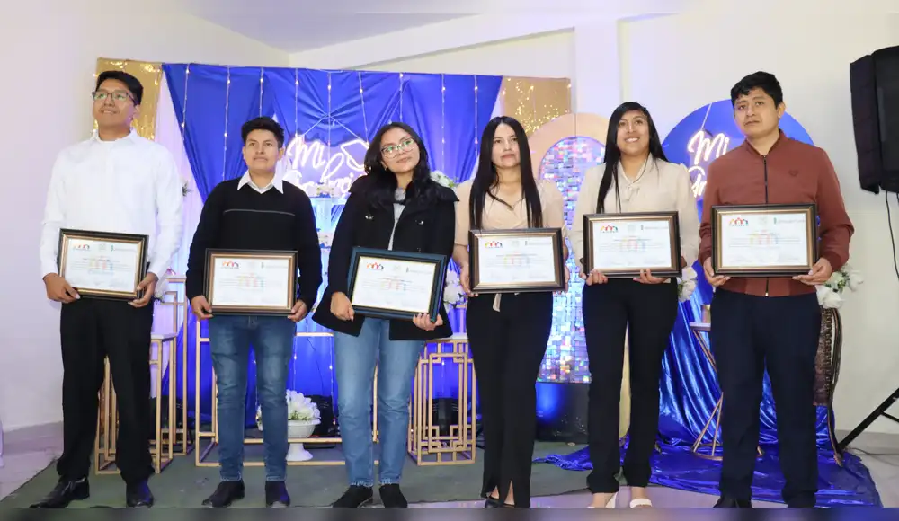 08 jóvenes se gradúan por Programa de Becas de Buenaventura 08 jóvenes se gradúan por Programa de Becas de Buenaventura