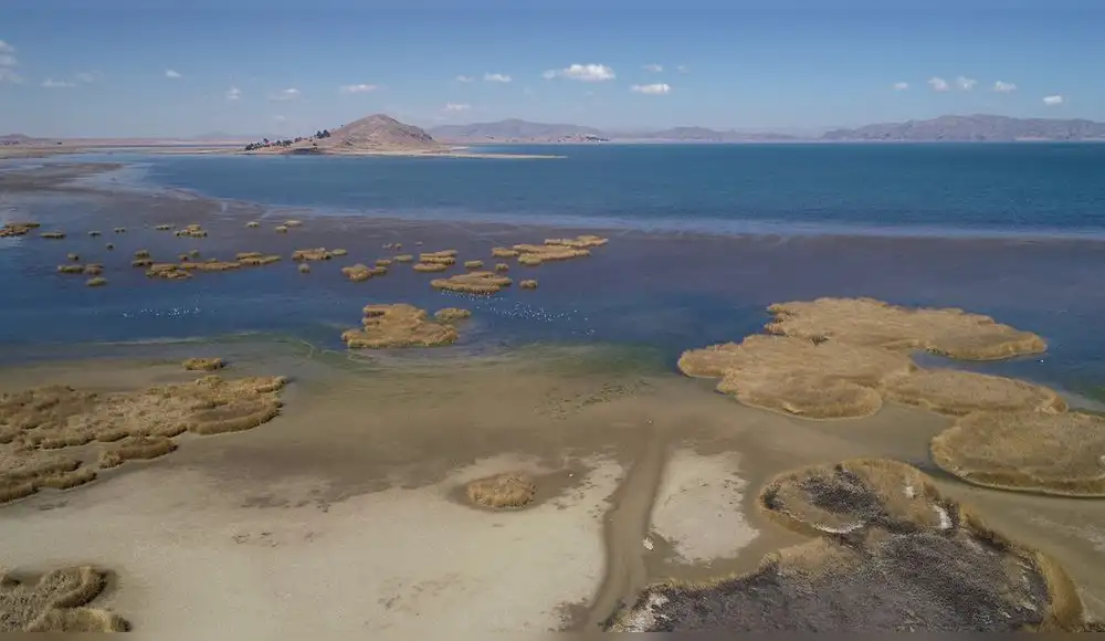 Desciende nivel del agua del Lago Titicaca