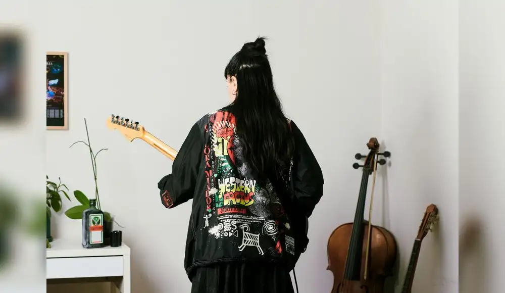 Artista peruano diseña chaquetas con materiales 100% reciclados
