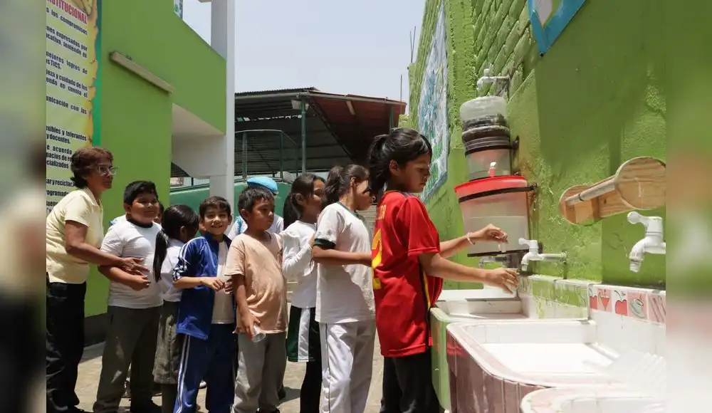 Colegio de Cieneguilla purifica el agua con planta moringa Colegio de Cieneguilla purifica el agua con planta moringa