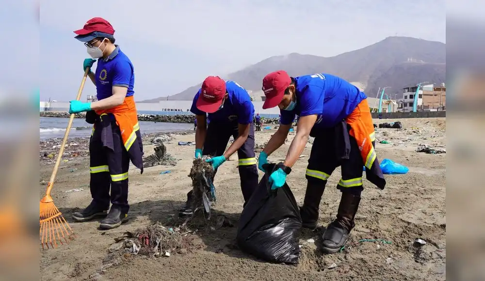Compañía metalúrgica y voluntarios limpian la Bahía de Chimbote Compañía metalúrgica y voluntarios limpian la Bahía de Chimbote