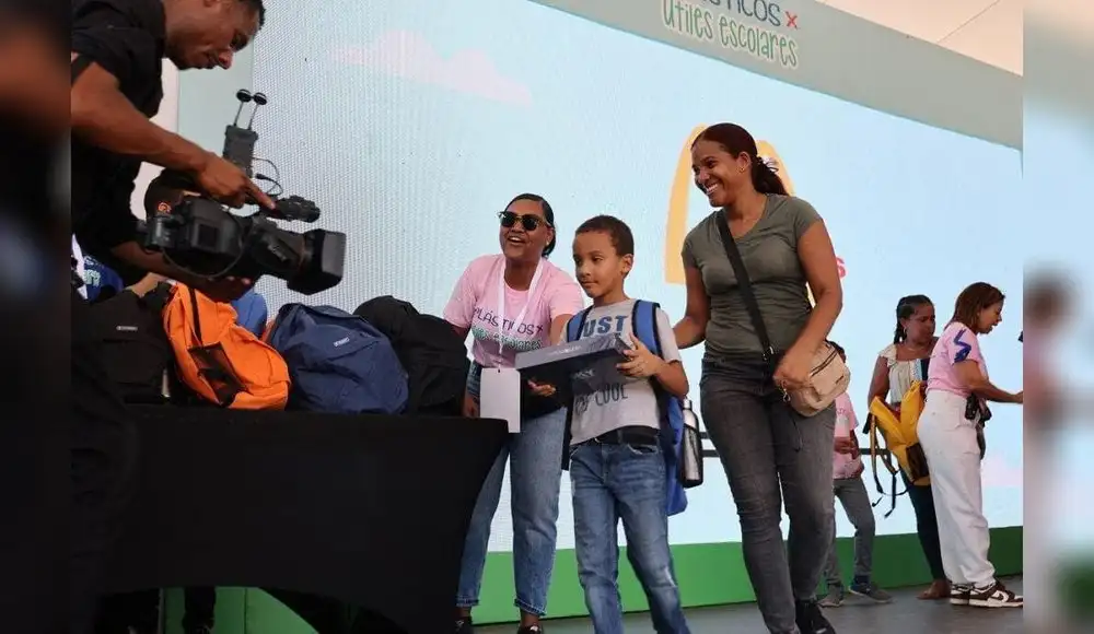 República Dominicana canjea botellas pláticas por kits escolares República Dominicana canjea botellas pláticas por kits escolares