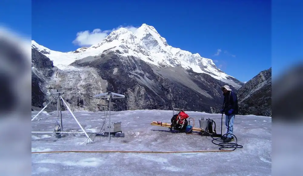 Áncash: Especialistas estudian glaciar para evaluar cambio climático Áncash: Especialistas estudian glaciar para evaluar cambio climático
