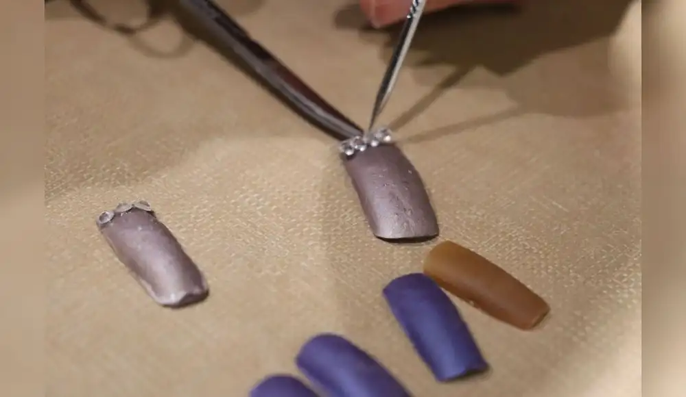 Crean uñas postizas biodegradables con algas y conchas marinas