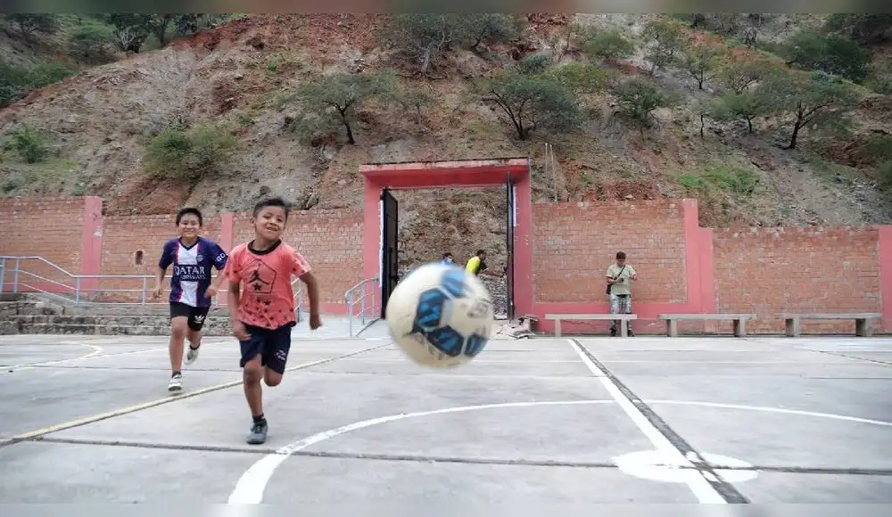 Pequeños disfrutan su cancha deportiva. Un espacio de juego, aprendizaje y alegría.