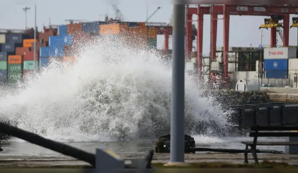Lanzan alerta por oleajes intensos en la costa peruana